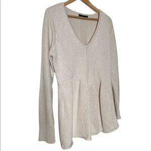 🎥 Flattering Calvin Klein beige sweater.